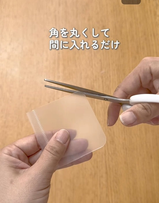 クリアファイルを切る様子