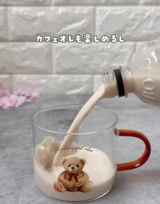 ペットボトルの中のカフェオレをコップに注ぐ様子
