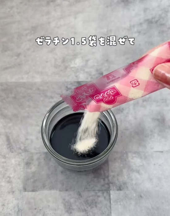 コップの中のコーヒーにゼラチンを入れる様子
