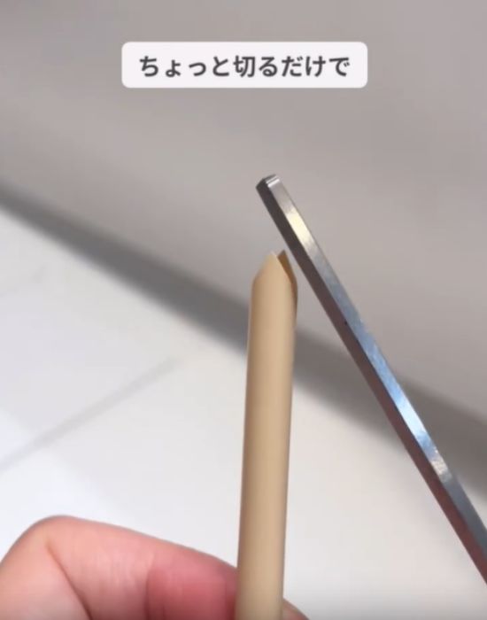 ストローの先端を山型にカットしている画像
