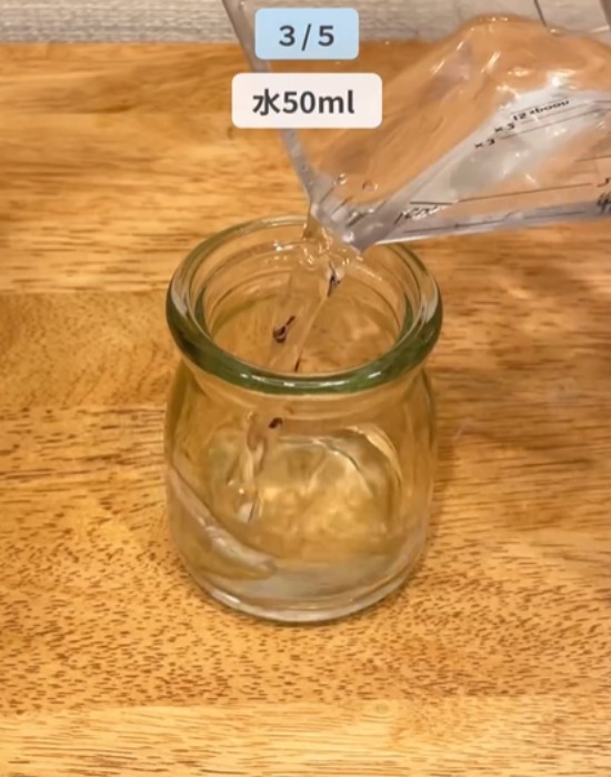 空き瓶に水を入れている様子