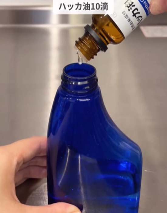 スプレーボトルにハッカ油を入れている様子