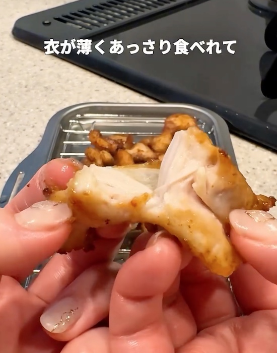 から揚げを手でさく様子