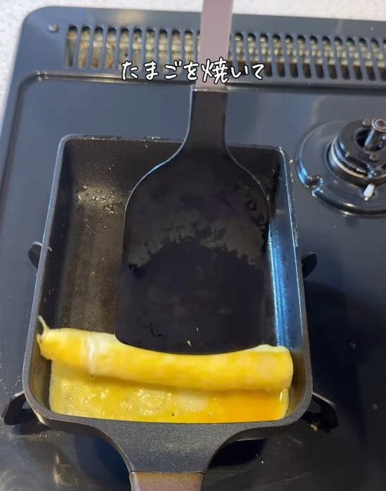 卵焼きを作っている様子