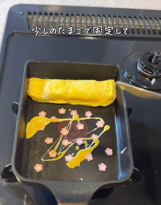 バンダイ サブキャラフル 花型 約４０枚入り ２．８ｇ』を卵液で固定している様子