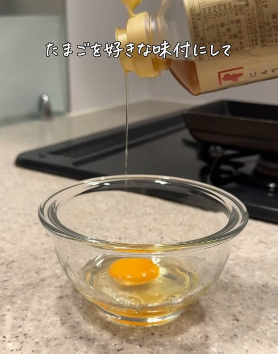 卵に味付けをしている様子