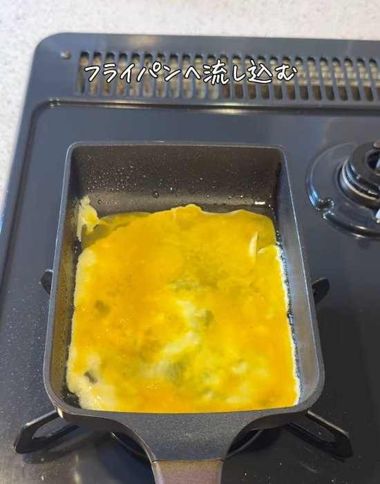 薄焼き卵を作っている様子