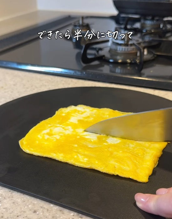 薄焼き卵をカットしている様子