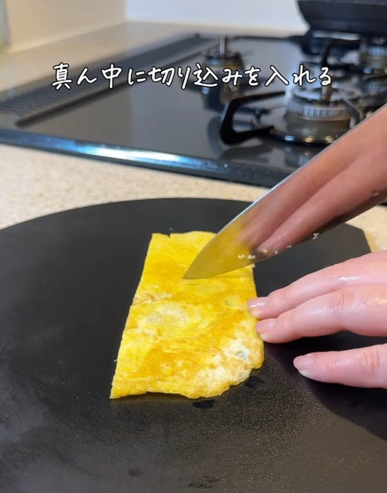 薄焼き卵の中央に切り込みを入れている様子