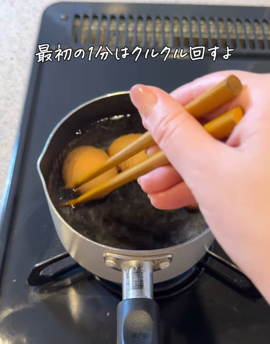 ゆで卵を作っている様子