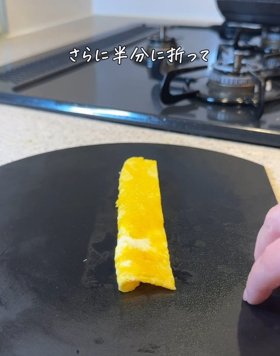 薄焼き卵を半分に折っている様子