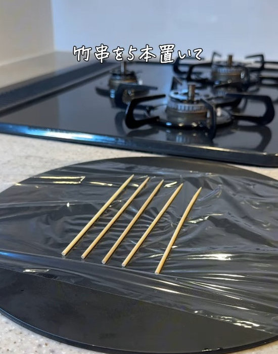 ラップの上に置かれた５本の竹串