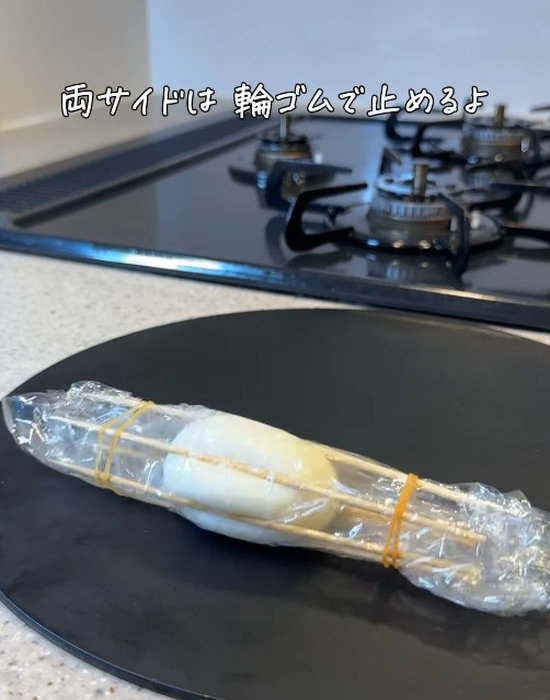 竹串とラップで固定したゆで卵