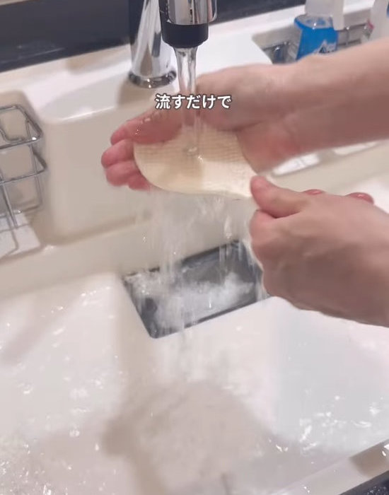 しゃもじを流水で洗う様子