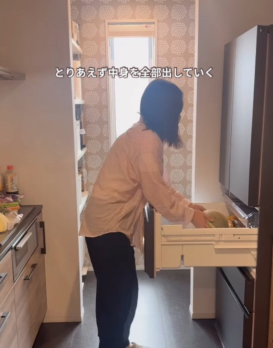 野菜室の食品を出す女性
