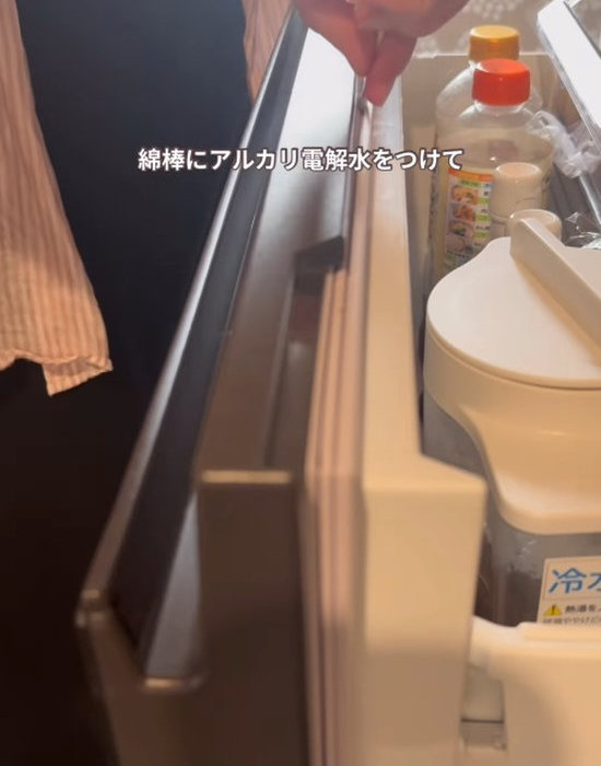 綿棒でパッキンを掃除する様子