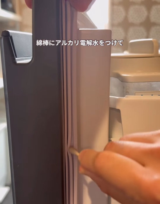 綿棒でパッキンを掃除する様子