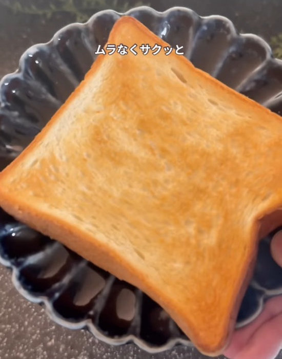 焼き上がった食パン