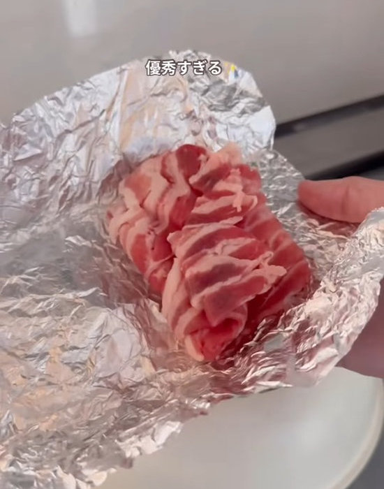 アルミホイルの上に並んだ肉