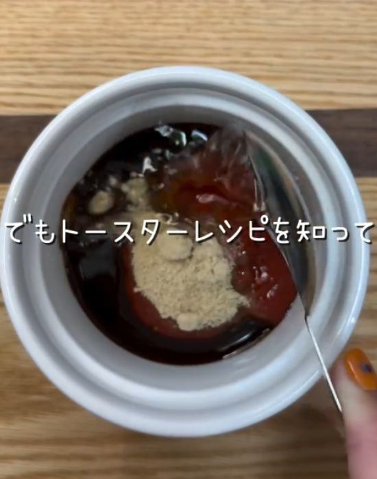 ソースの材料をスプーンで混ぜ合わせる様子