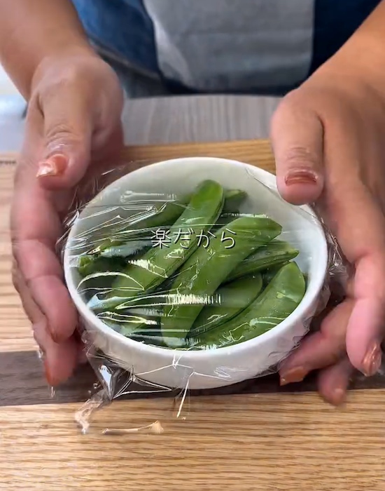 耐熱皿に入れてラップしたスナップエンドウ