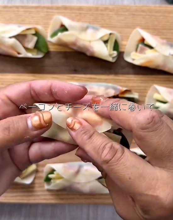 餃子の皮を巻く様子