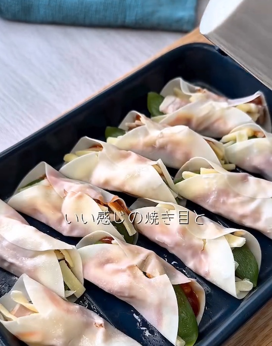 耐熱皿に並べた巻いた餃子の皮
