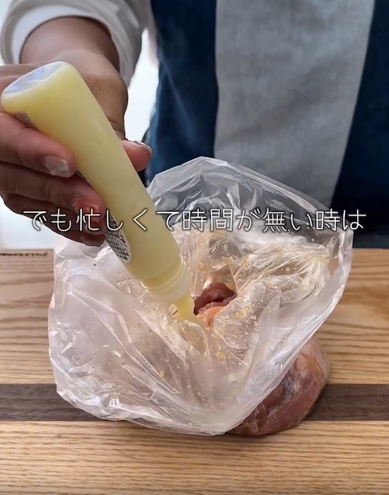 袋に調味料を入れる