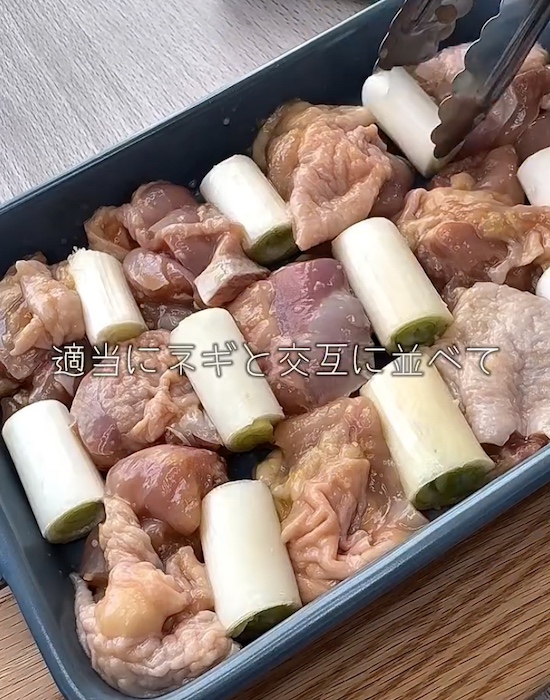 ネギと鶏肉を耐熱皿に並べる