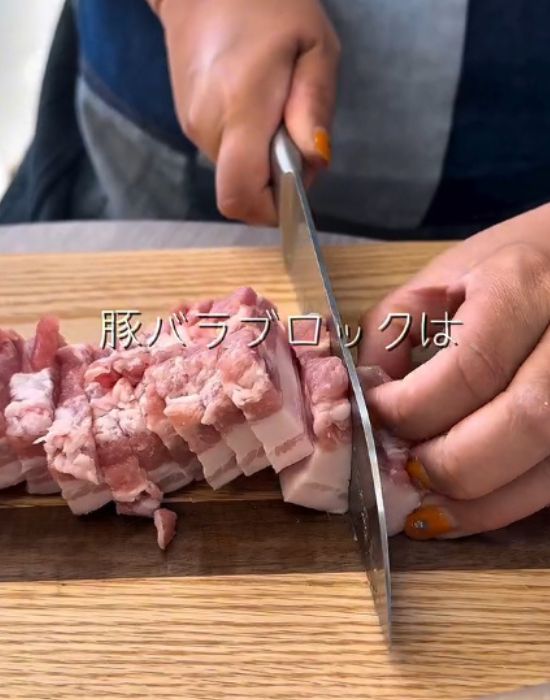 豚バラブロック肉を１cm幅に切る様子