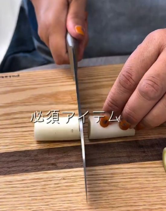 ネギを切る様子