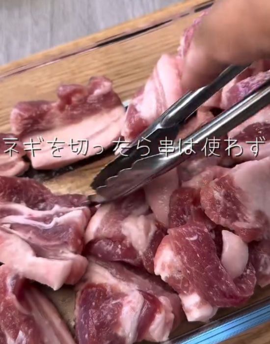耐熱容器に豚バラ肉を入れる様子