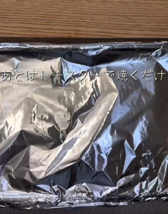 豚バラ肉を入れた耐熱容器にアルミホイルで蓋をした様子