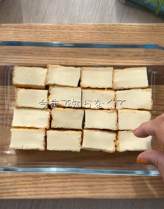 厚揚げを耐熱皿に並べる様子