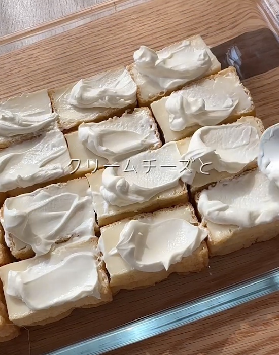 並べた厚揚げにクリームチーズをのせる様子