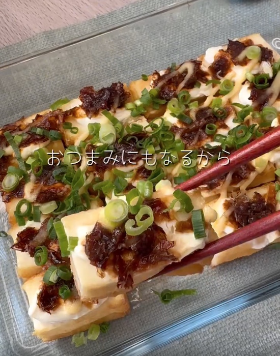 焼き上げた厚揚げを箸で取る様子