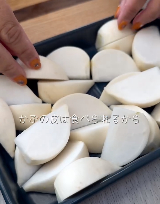 くし切りにしたカブを耐熱皿にのせている様子