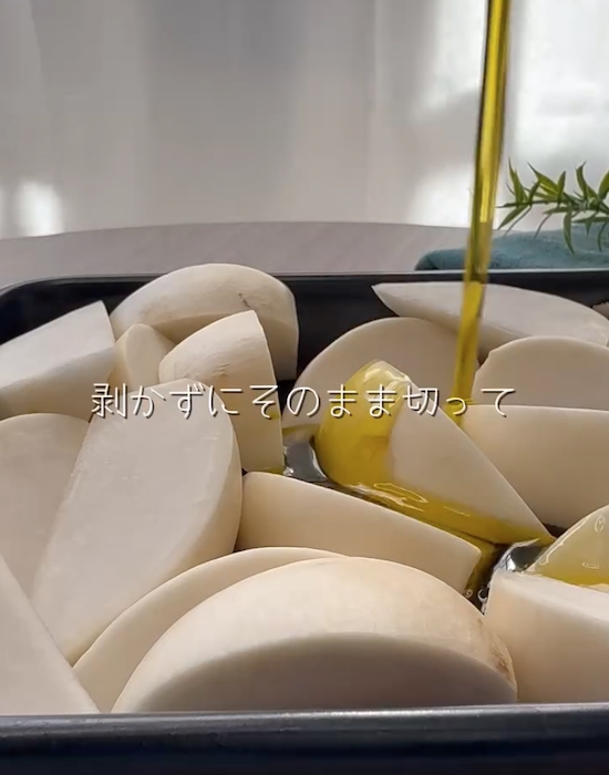 カブにオリーブオイルをかけている様子
