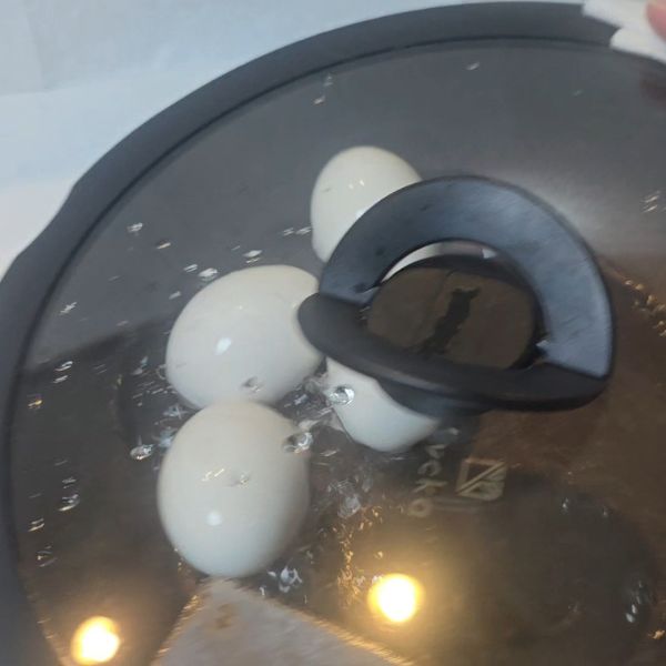 卵を入れたフライパンにふたをした様子