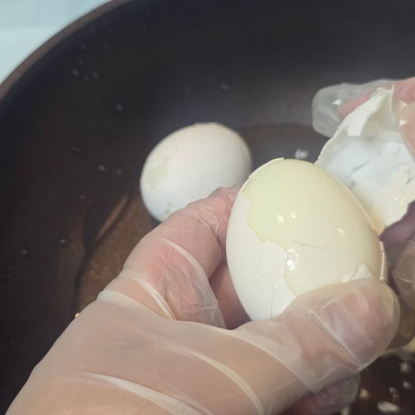 ゆで卵の殻をむく様子