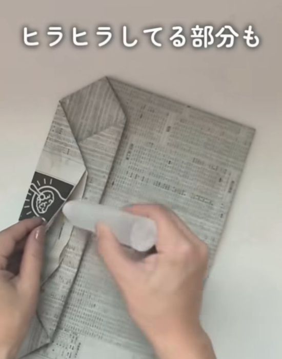 糊付けしている様子