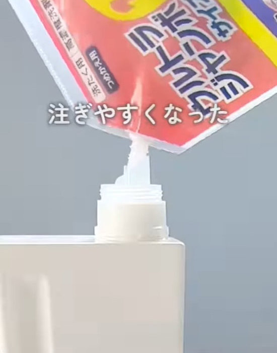 洗剤を詰め替えている様子