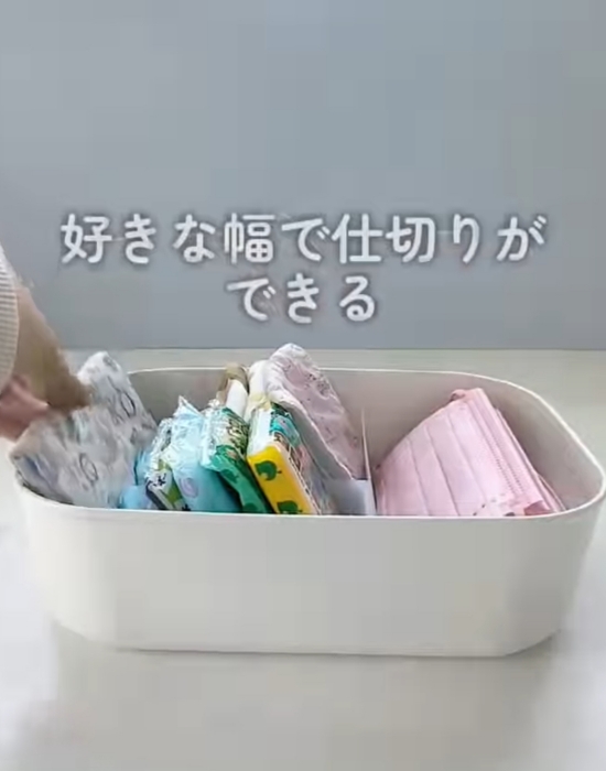 ボックスに小物を収納している様子