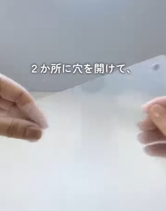クリアファイルに穴を開けている様子