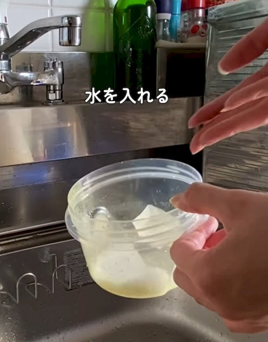 保存容器に氷を入れる様子