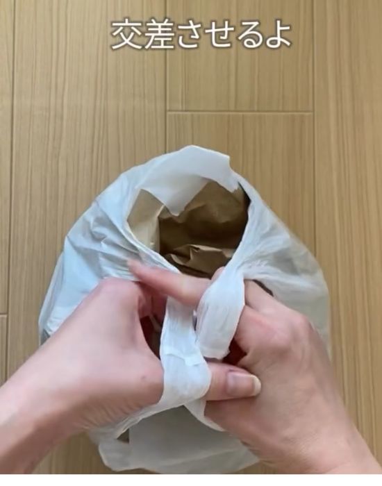 指を交差させている様子