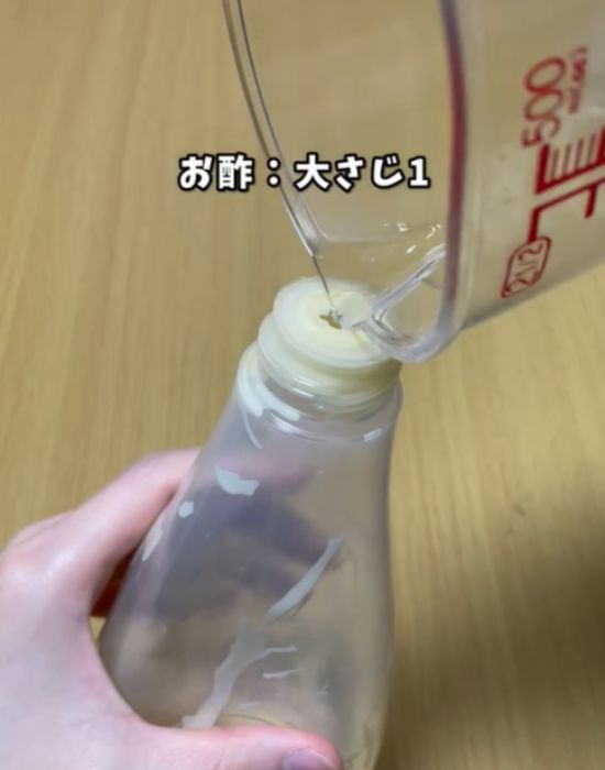 マヨネーズの容器にお酢を入れる様子