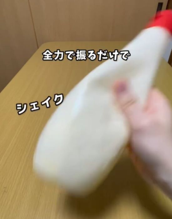 マヨネーズの容器を振る様子
