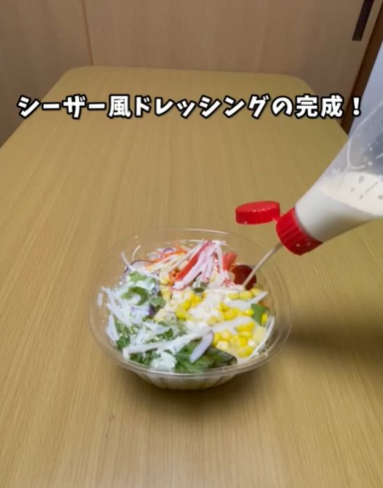 マヨネーズの容器の中身をサラダにかける様子