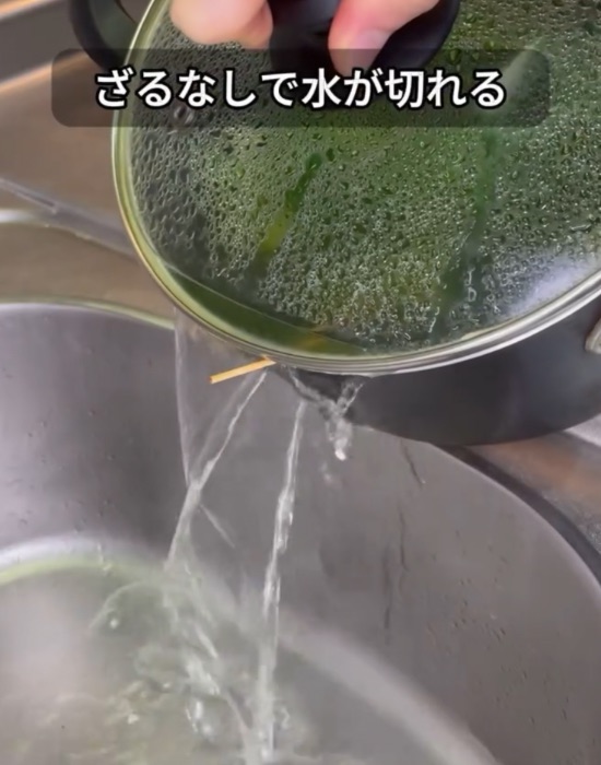 鍋の蓋につまようじを刺してゆで汁を流す様子